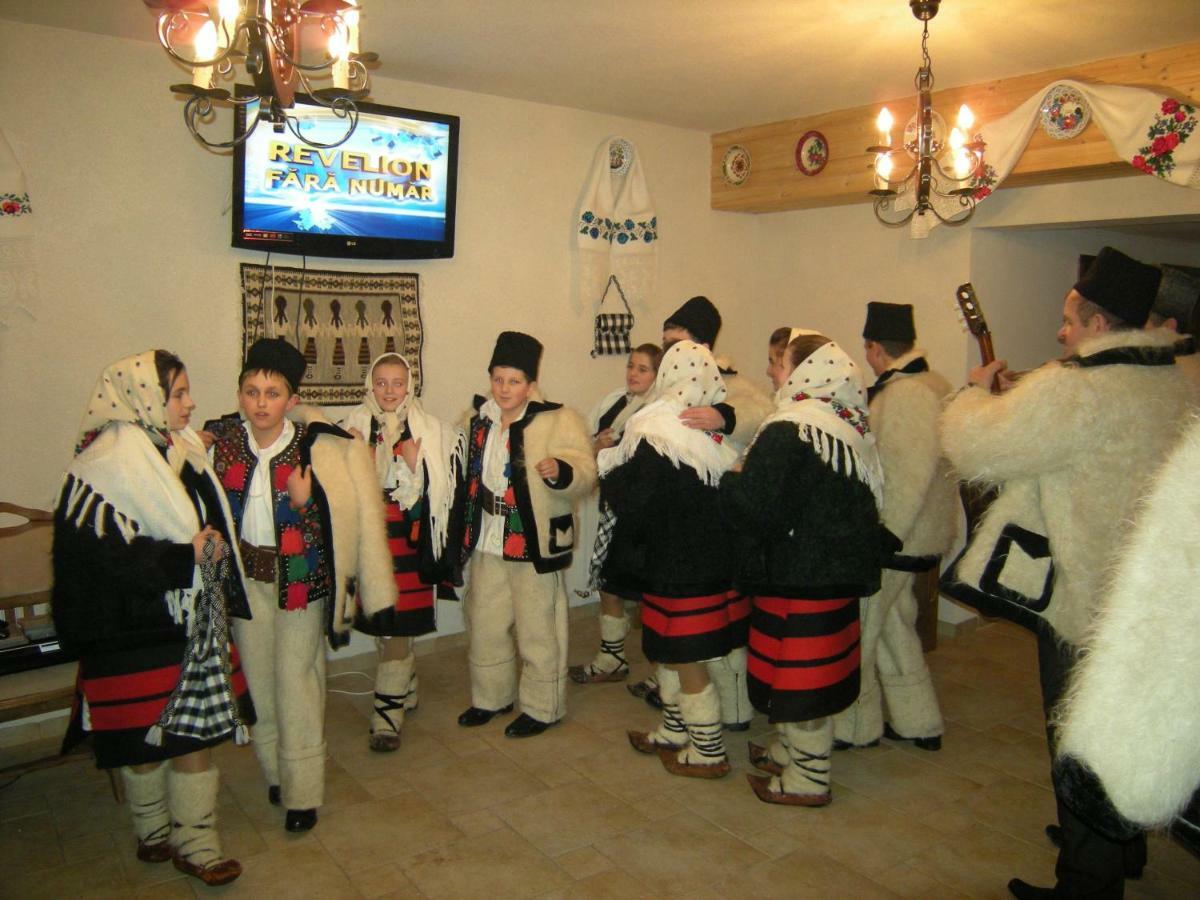 Cabana Iza Hotel Birsana Bagian luar foto
